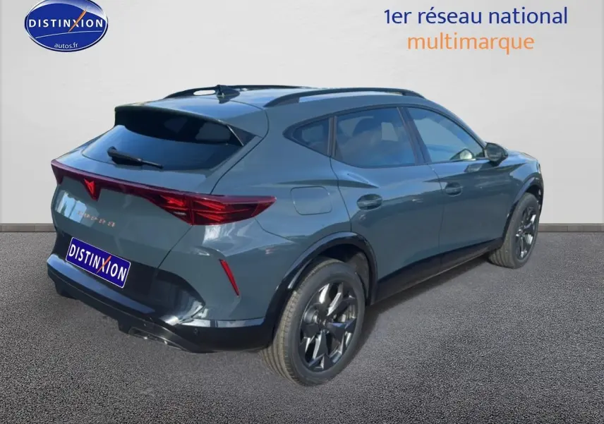 Vue 3/4 arrière droite du CUPRA Formentor bleu fjord 2026 avec feux LED et jantes 18 pouces noires.