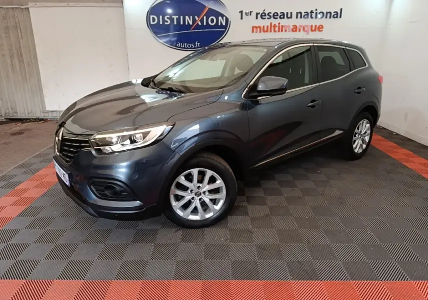 Renault Kadjar Business gris foncé vu en 3/4 avant droit, avec jantes argentées et feux LED visibles.