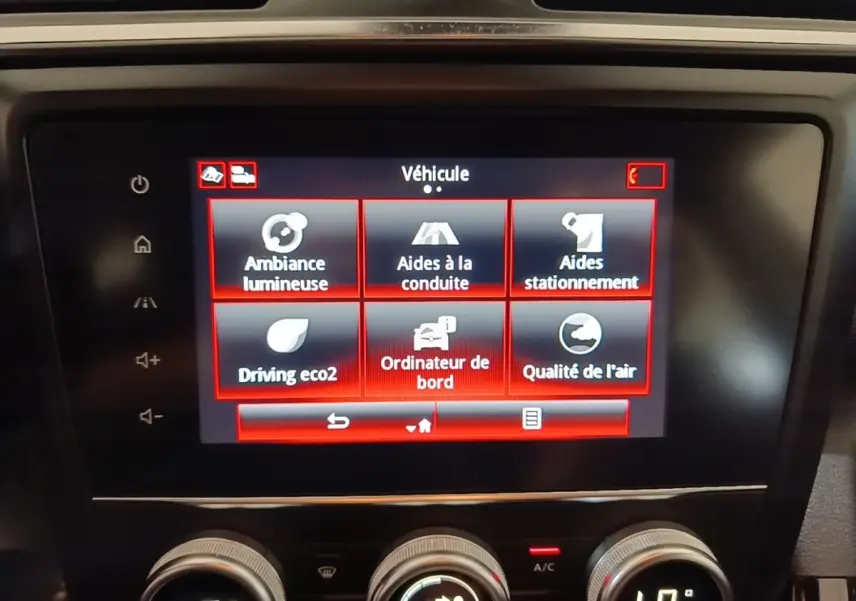 Écran tactile central affichant les menus du véhicule Renault Kadjar Business Blue dCi 115 EDC 2021, vue frontale rapprochée.
