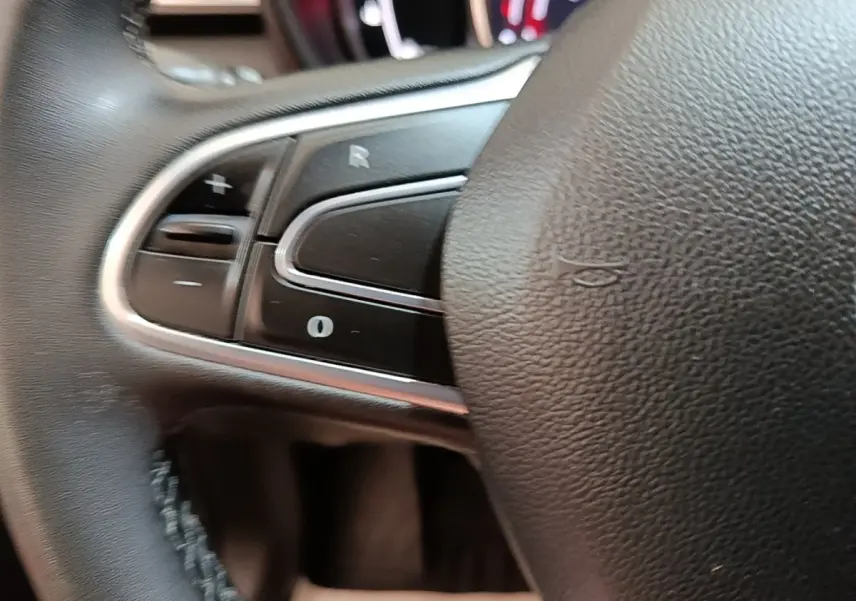 Gros plan sur les commandes du volant multifonctions noir du Renault Kadjar Business Blue dCi 115 EDC 2021.