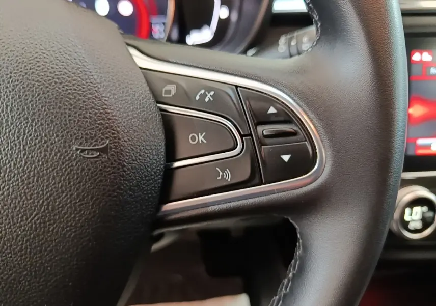 Gros plan sur le côté droit du volant noir du Renault Kadjar Business Blue dCi 115 EDC 2021 avec commandes multifonctions.