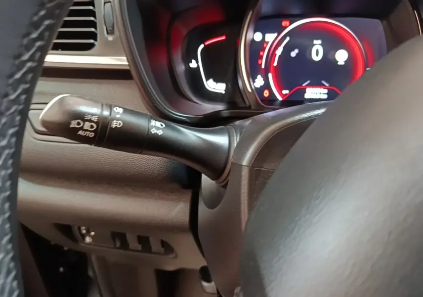Gros plan intérieur sur le volant et le combiné d'instruments numérique rouge du Renault Kadjar Business 2021.