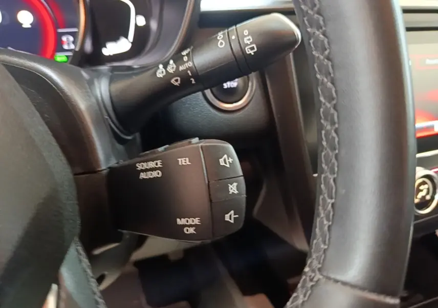 Gros plan sur la commande audio et téléphone au volant noir du Renault Kadjar Business Blue dCi 115 EDC 2021.
