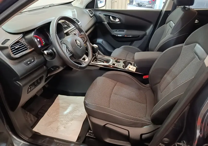 Vue intérieure côté conducteur du Renault Kadjar Business Blue dCi 115 EDC 2021, sièges tissu gris et tableau de bord moderne.