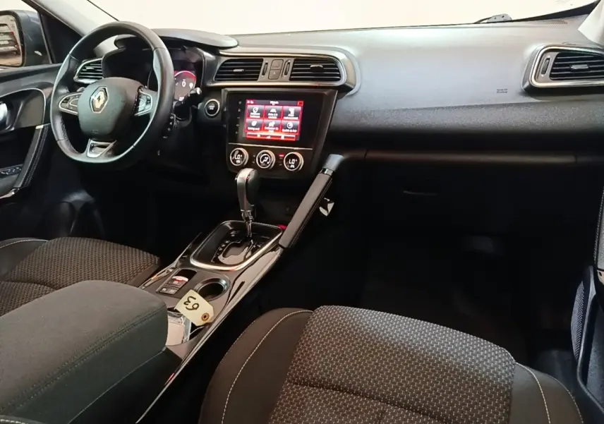 Intérieur avant droit du Renault Kadjar Business 2021, volant multifonctions et écran tactile central rouge.