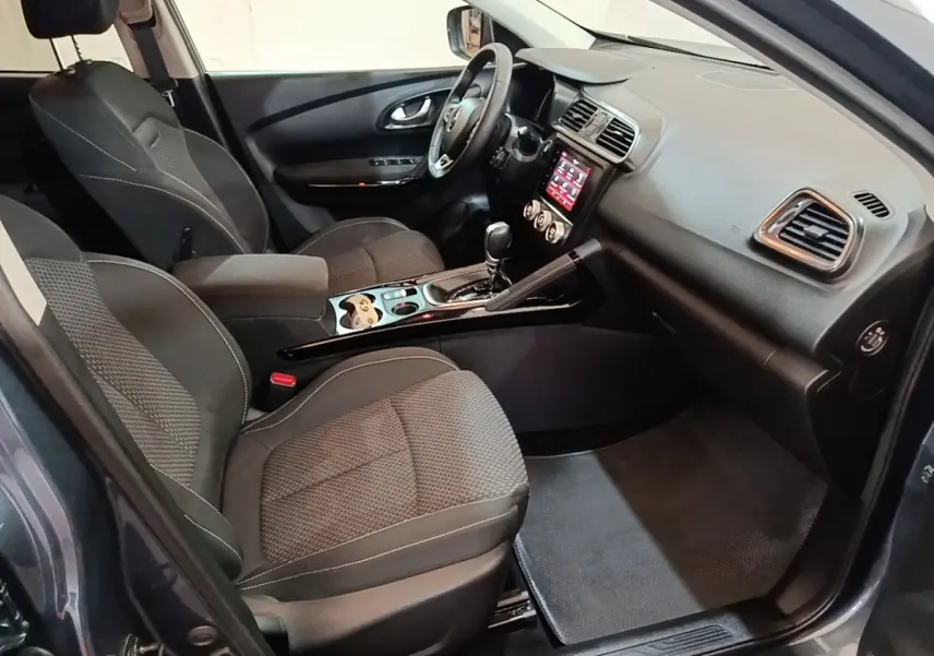 Intérieur avant droit du Renault Kadjar Business gris foncé, avec tableau de bord tactile et volant multifonctions.