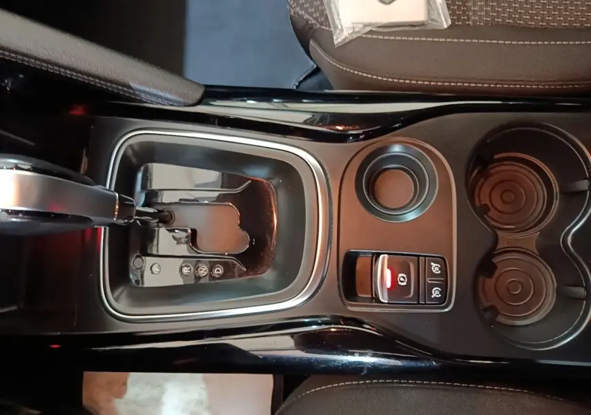Vue plongeante sur la console centrale noire du Renault Kadjar 2021 avec levier de boîte auto et porte-gobelets.