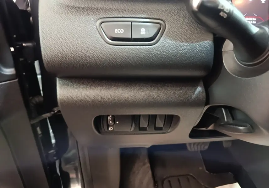 Détail intérieur du tableau de bord côté conducteur du Renault Kadjar Business gris foncé, avec commandes ECO et réglages lumineux.