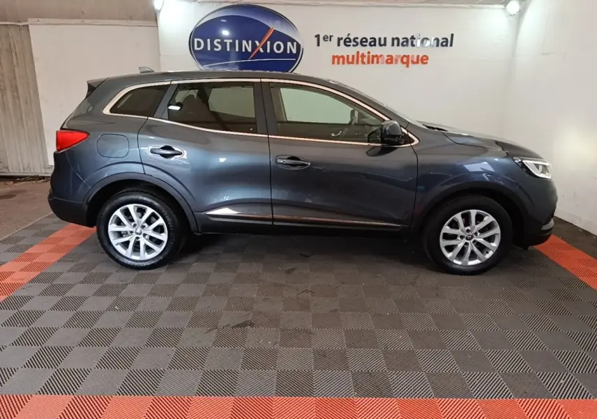 Profil droit d’un Renault Kadjar Business gris foncé 2021, avec jantes alliage et rétroviseurs électriques visibles.