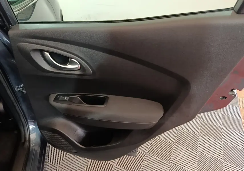 Vue intérieure de la porte arrière gauche gris foncé du Renault Kadjar Business 2021 avec poignée et commande de vitre.
