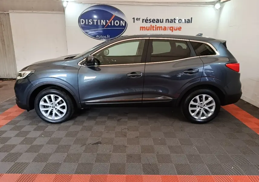 Profil côté gauche du Renault Kadjar Business Blue dCi 115 EDC 2021 gris foncé, avec jantes alliage et rétroviseurs électriques.