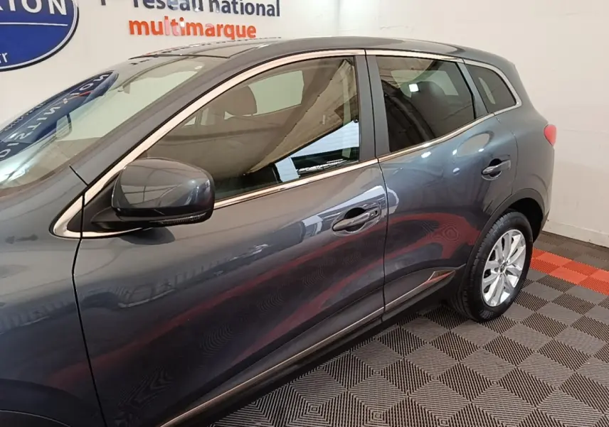 Vue latérale droite d’un Renault Kadjar gris foncé avec rétroviseurs électriques et jantes alliage visibles.
