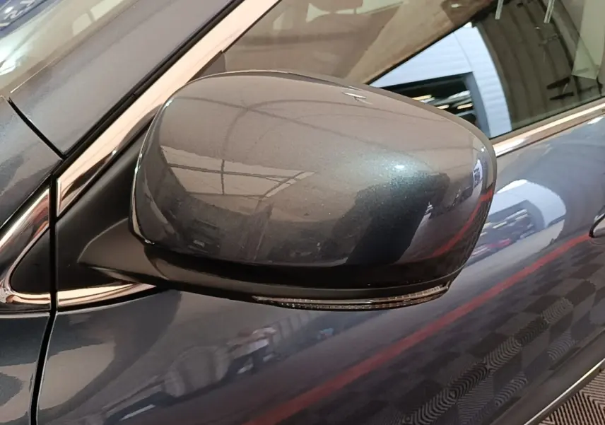 Rétroviseur droit gris foncé métallisé du Renault Kadjar Business Blue dCi 115 EDC 2021, vue rapprochée en extérieur.