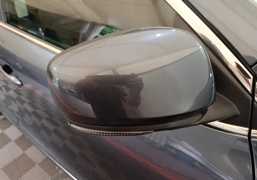 Rétroviseur droit gris foncé du Renault Kadjar Business Blue dCi 115 EDC 2021 avec clignotant intégré, vue rapprochée.