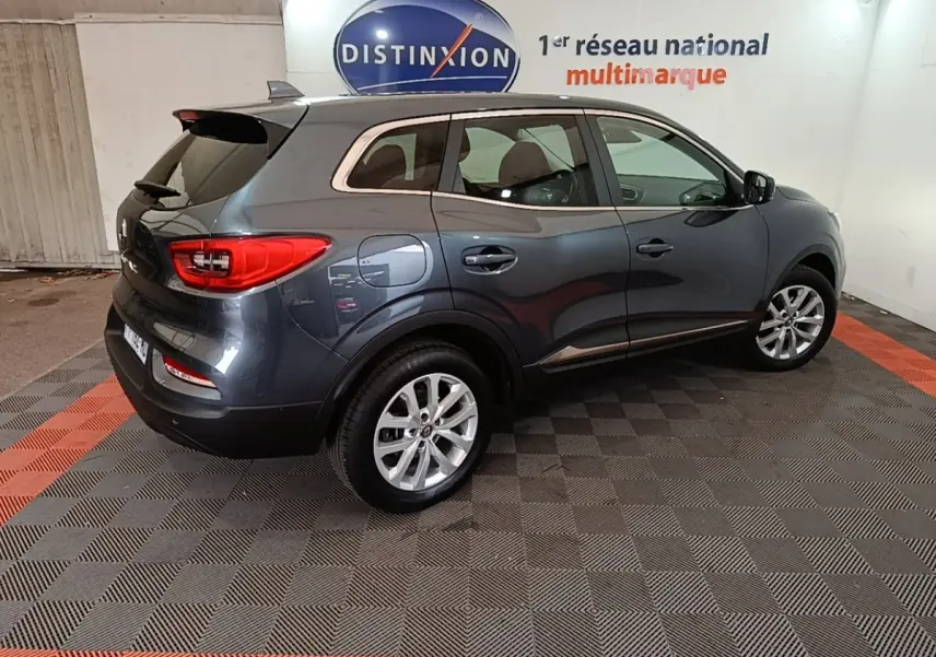 Renault Kadjar Business gris foncé vu de trois quarts arrière droit, avec jantes alliage et toit avec spoiler noir.
