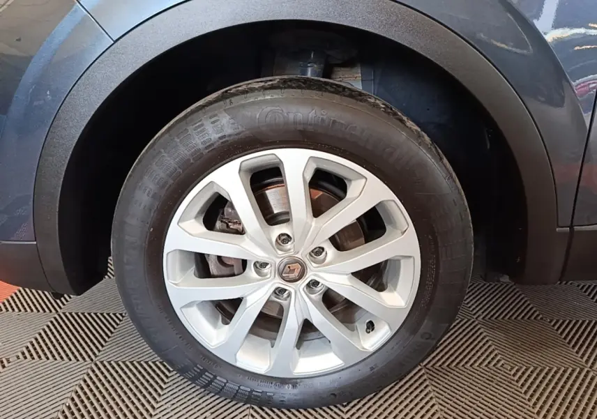 Gros plan sur la roue avant gauche du Renault Kadjar gris foncé, mettant en valeur la jante alliage et le pneu Continental.