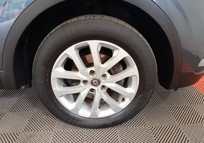 Gros plan sur la roue avant gauche avec jante alliage argentée du Renault Kadjar gris foncé 2021.
