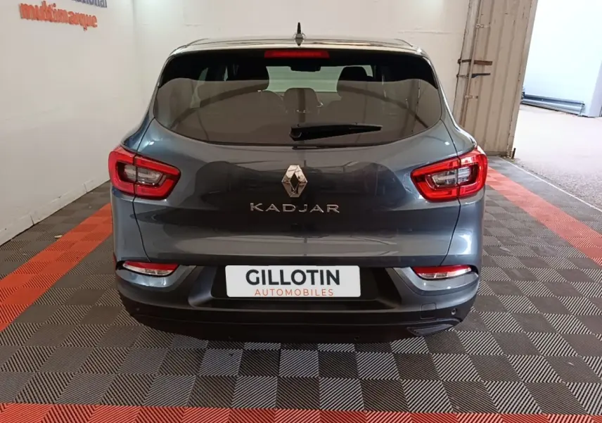 Vue arrière d’un Renault Kadjar Business gris foncé, avec feux arrière LED et logo central visible.