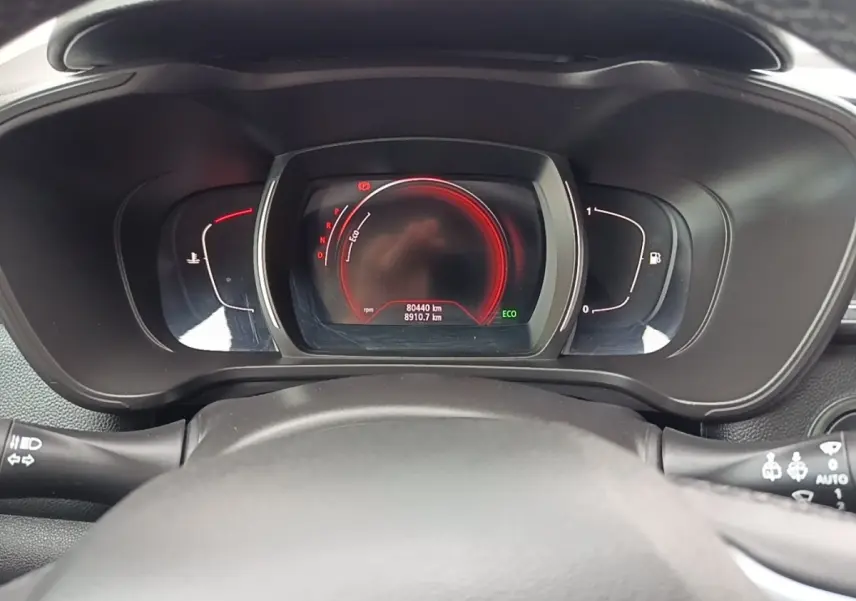 Vue rapprochée du tableau de bord numérique du Renault Kadjar 2021 avec affichage eco et compteur central rouge.