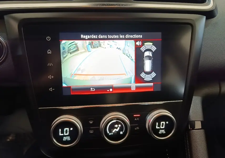 Écran tactile central du Renault Kadjar Business 2021 montrant la caméra de recul et commandes climatisation digitales.