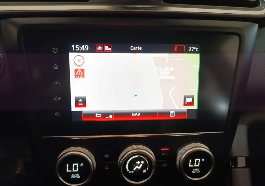 Vue rapprochée de l’écran tactile et des commandes de climatisation du Renault Kadjar gris foncé, version Business 2021.