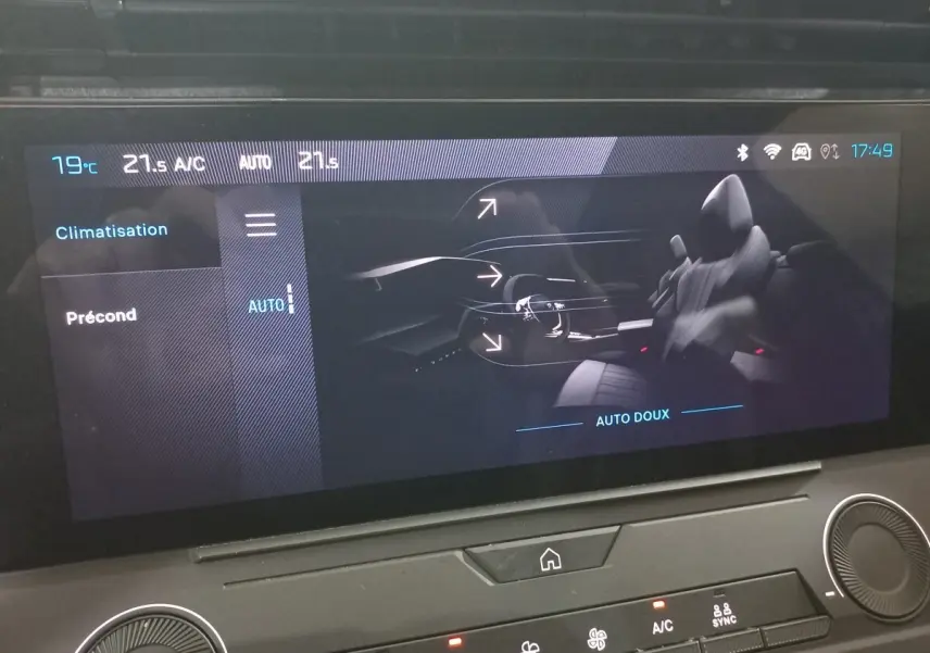 Écran tactile central montrant le réglage de climatisation sur Peugeot 308 PHEV 180 Allure 2025 gris foncé.