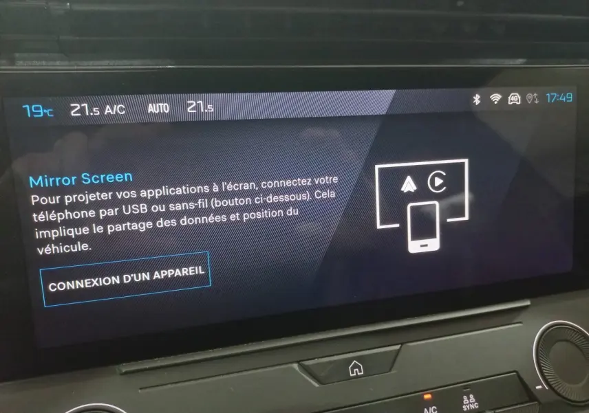 Vue intérieure du tableau de bord de la Peugeot 308 PHEV 180 E-EAT8 Allure 2025 avec écran tactile multifonctions allumé.