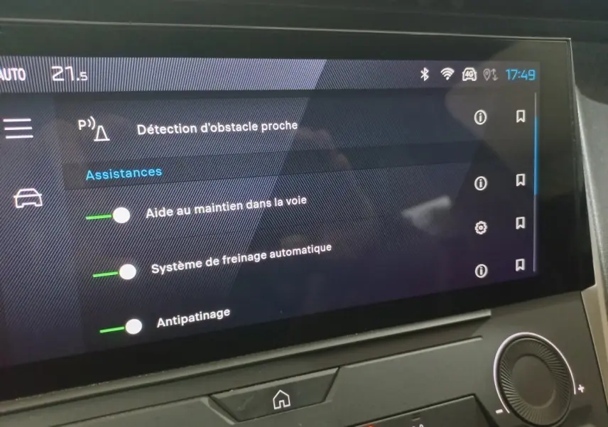 Écran tactile central du tableau de bord de la Peugeot 308 PHEV 180 Allure affichant les aides à la conduite.