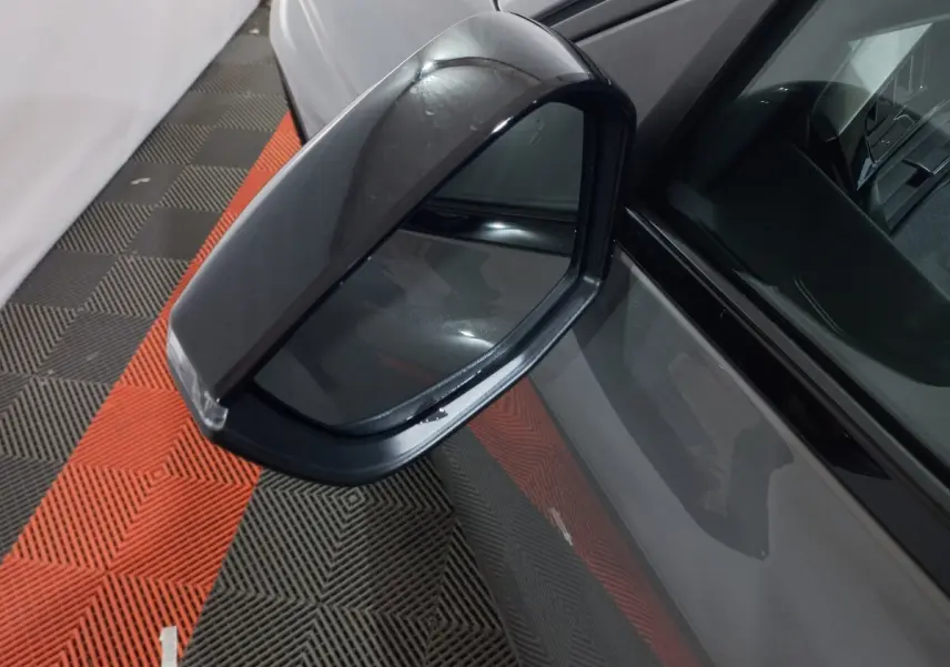 Rétroviseur côté gauche gris foncé de la Peugeot 308 PHEV 180 E-EAT8 Allure, vue rapprochée en intérieur.