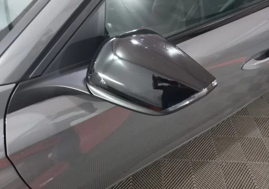 Rétroviseur côté gauche gris foncé de la Peugeot 308 PHEV 180 E-EAT8 Allure 2025, vue rapprochée sur la portière.