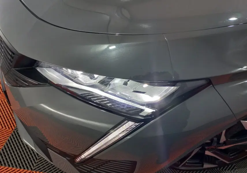 Gros plan sur le phare avant gauche LED d'une Peugeot 308 PHEV 180 E-EAT8 Allure gris foncé 2025.