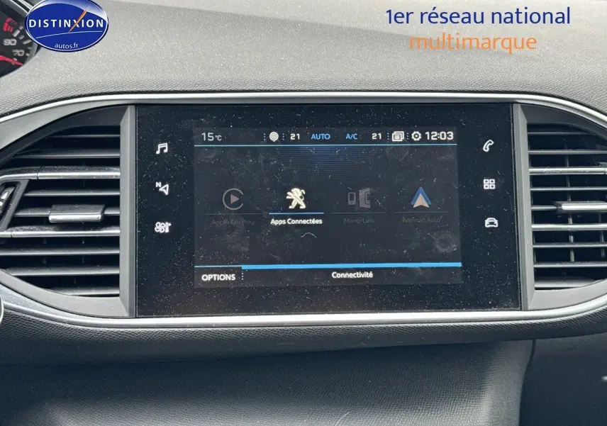Écran tactile central de la Peugeot 308 gris Artense de 2019, affichant les applications connectées et la climatisation.