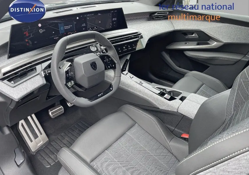 Intérieur du Peugeot 5008 Hybrid 136ch GT 2025, vue côté conducteur, sièges cuir noir et tissu gris, tableau de bord numérique.