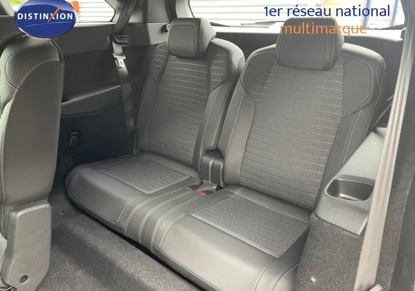 Banquette arrière en cuir noir et tissu gris du Peugeot 5008 Hybrid 136ch GT vue côté droit, finition soignée.