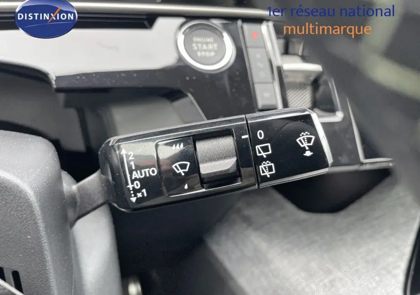 Gros plan sur la commande des essuie-glaces dans l'habitacle du Peugeot 5008 HYBRID 136CH E-DCS6 GT 2025.