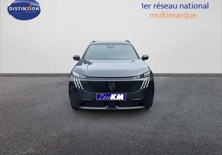 Vue de face du Peugeot 5008 gris titane métal avec toit noir, mettant en valeur sa calandre et ses phares LED distinctifs.