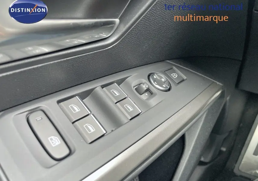 Gros plan sur les commandes des vitres et rétroviseurs côté conducteur du Peugeot 5008 Hybrid 136ch GT 2025.