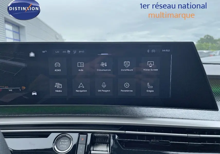 Écran tactile central du tableau de bord du Peugeot 5008 gris titane avec toit noir, affichant les menus de contrôle.