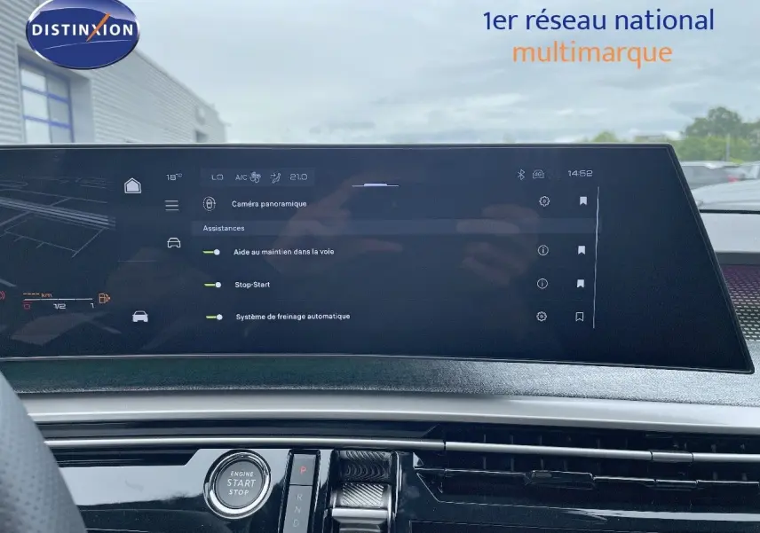 Tableau de bord numérique de la Peugeot 5008 Hybrid 2025 avec écran tactile affichant les aides à la conduite.