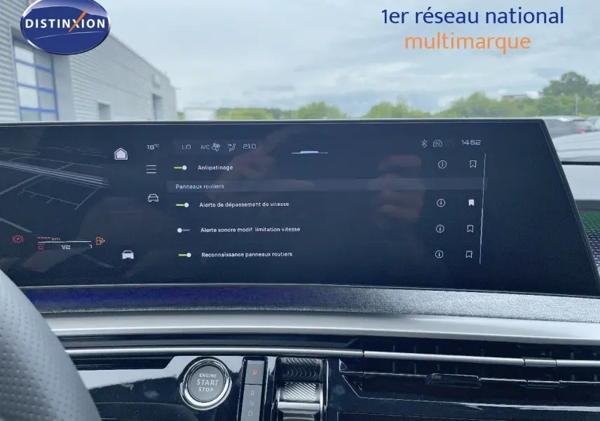 Tableau de bord du Peugeot 5008 gris titane avec écran tactile affichant les aides à la conduite en intérieur.