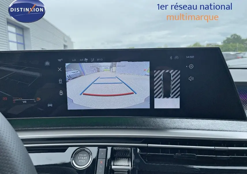 Écran central du Peugeot 5008 Hybrid gris titane, vue sur la caméra de recul et commandes de la console centrale.