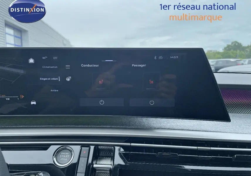 Tableau de bord du Peugeot 5008 Hybrid 2025 avec écran tactile large et bouton start/stop, ambiance intérieure moderne.