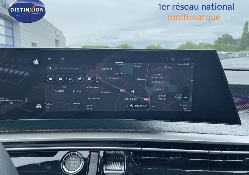 Tableau de bord du Peugeot 5008 Hybrid 136ch GT 2025 avec écran tactile de navigation et bouton start/stop.