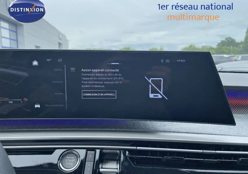 Écran tactile central et console d'une Peugeot 5008 Hybrid gris titane avec toit noir, vue intérieure avant.