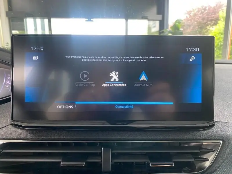 Écran tactile central du Peugeot 3008 2023 affichant les options de connectivité Apple CarPlay et Android Auto.