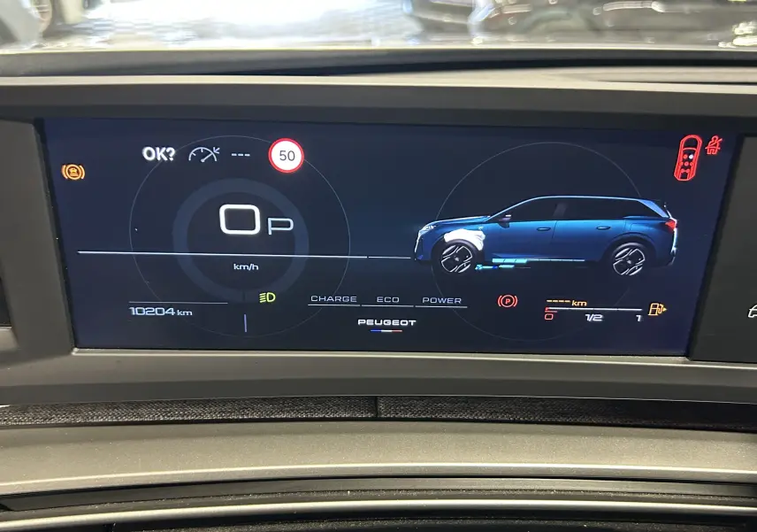 Affichage numérique du tableau de bord montrant une silhouette bleue latérale droite du Peugeot 5008 hybride 2025.