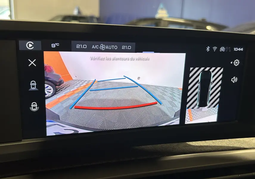 Écran de caméra de recul du Peugeot 5008 gris Artense, affichant les lignes de guidage et vue 360° du véhicule.