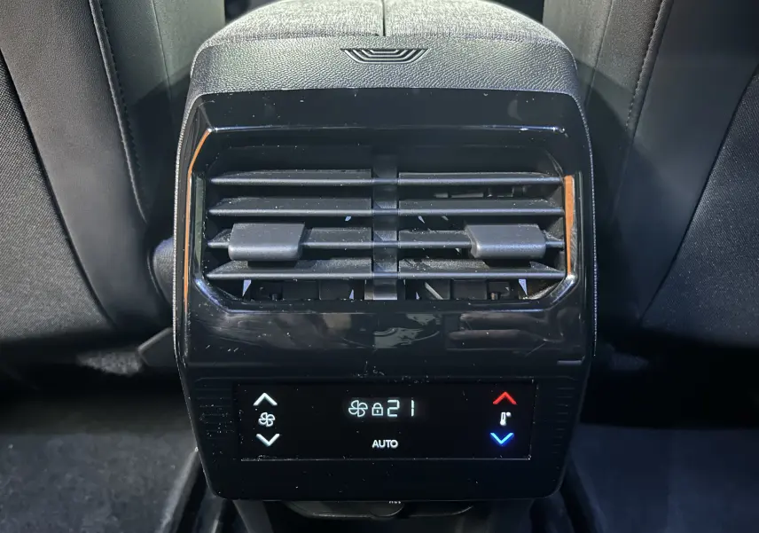 Vue rapprochée de la commande de climatisation arrière noire dans l’habitacle du Peugeot 5008 gris Artense.