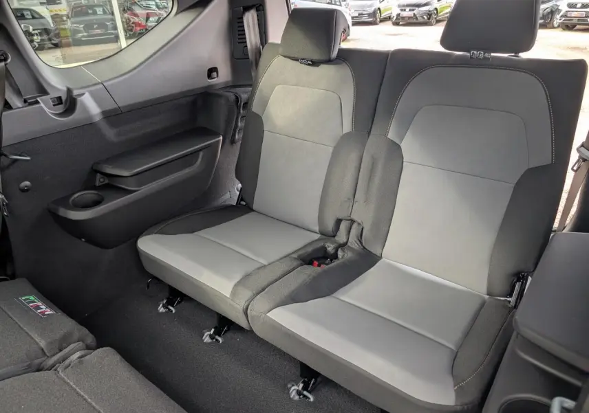 Vue intérieure sur la banquette arrière amovible grise et noire du Dacia Jogger 2025, côté droit.