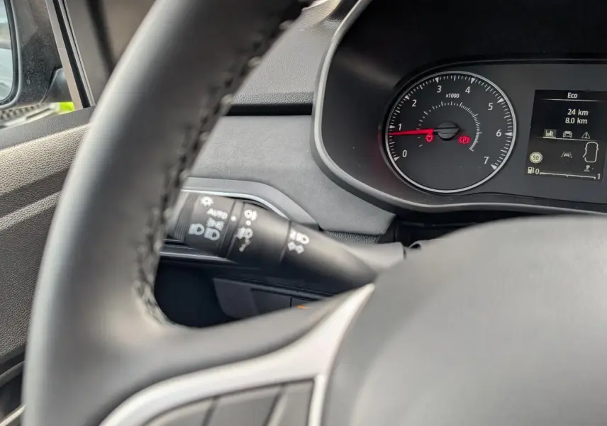 Vue rapprochée du tableau de bord et volant gris acier du Dacia Jogger 2025, avec compte-tours et commandes visibles.